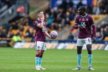 Burnley 'den Josh Cullen ve Burnley' den Axel Tuanzebe Premier Lig karşılaşmasında serbest vuruş yapmayı planlıyorlar Wolverhampton Wanderers, Burnley 'e karşı Molineux, Wolverhampton, Birleşik Krallık, 26 Ekim 2025