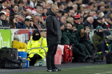 Dördüncü resmi Tim Robinson (ikinci yarıda hakem olacak) Premier Lig karşılaşmasında Brentford Liverpool 'a karşı Gtech Community Stadyumu, Londra, 25 Ekim 2025 