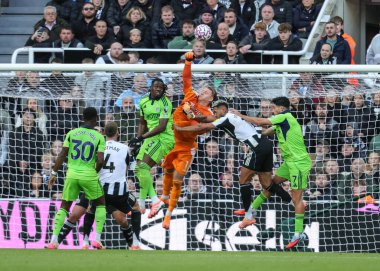 Fulham kalecisi Bernd Leno Premier Lig maçında topu açık bir şekilde atıyor. Newcastle United, Fulham 'a karşı St. James' s Park, Newcastle, İngiltere, 25 Ekim 2025