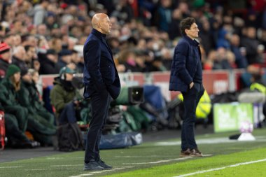 Liverpool 'un Arne Slot yöneticisi, Brentford' un Keith Andrews teknik direktörü, Premier League maçında Brentford Liverpool 'a karşı Gtech Community Stadyumu, Londra, İngiltere, 25 Ekim 2025 