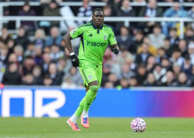 Fulham 'dan Calvin Bassey, Premier Lig maçı sırasında St.James' s Park, Newcastle, İngiltere 'de Newcastle United' a karşı, 25 Ekim 2025