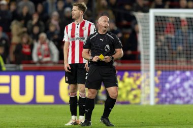 Hakem Simon Hooper (ikinci yarının dördüncü resmi galibi olacak) Premier Lig karşılaşmasında Brentford Liverpool 'a karşı The Gtech Community Stadyumu, Londra, Birleşik Krallık, 25 Ekim 2025 