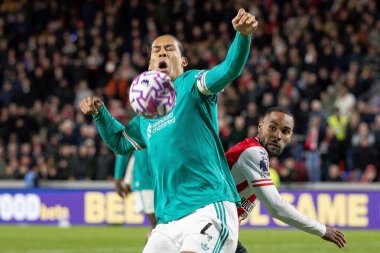 Liverpool 'dan Virgil van Dijk, Premier League maçında topu kontrol ediyor Brentford Liverpool' a karşı Gtech Community Stadyumu, Londra, 25 Ekim 2025 