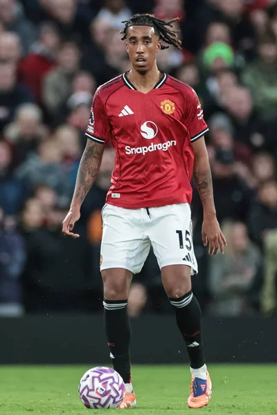 Manchester United 'dan Leny Yoro Premier Lig karşılaşmasında topla birlikte Manchester United ve Hove Albion' a karşı Old Trafford, Manchester, Birleşik Krallık 'ta, 25 Ekim 2025