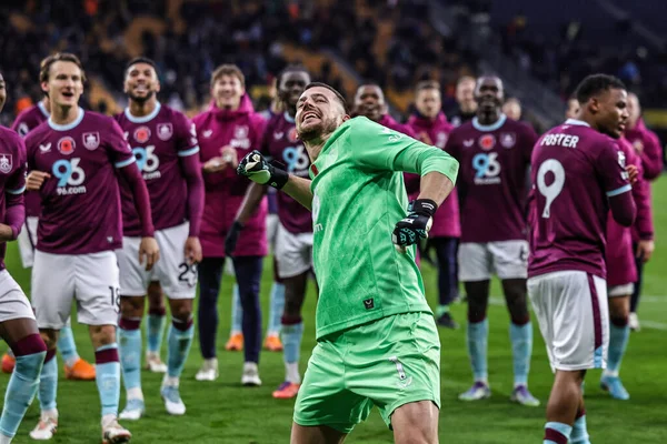 Burnley kalecisi Martin Dubravka, Premier League maçında Wolverhampton Wanderers, Burnley 'e karşı Molineux, Wolverhampton, Birleşik Krallık' ta 26 Ekim 2025 'de oynanan maçta taraftarlarıyla galibiyeti kutluyor. 