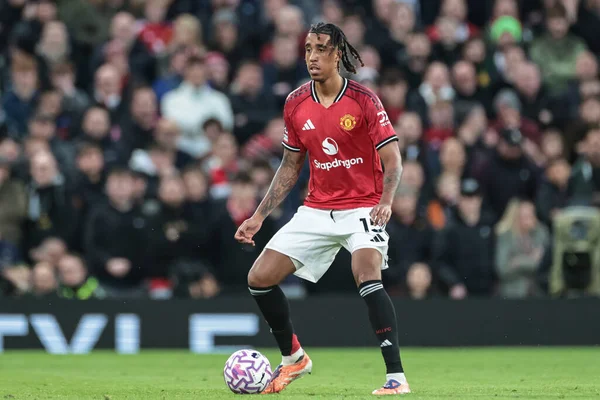 Manchester United 'dan Leny Yoro Premier Lig karşılaşmasında topla birlikte Manchester United ve Hove Albion' a karşı Old Trafford, Manchester, Birleşik Krallık 'ta, 25 Ekim 2025