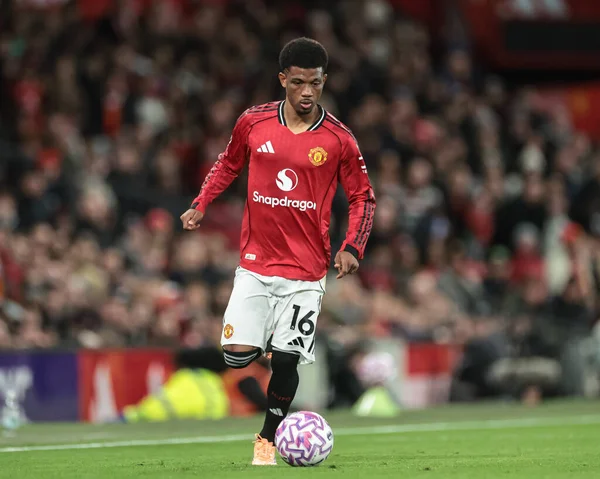 Manchester United takımından Amad Diallo, Manchester United ve Hove Albion maçında 25 Ekim 2025 'te Old Trafford, Manchester' da topa vurdu.