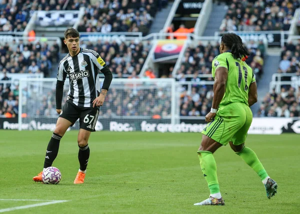 Newcastle United takımından Lewis Miley, Premier League maçında topu geçti. Newcastle United, St.James 's Park' ta Fulham 'a karşı, 25 Ekim 2025