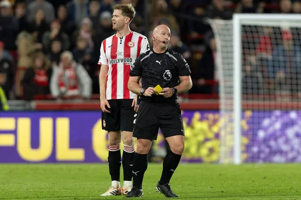 Hakem Simon Hooper (ikinci yarının dördüncü resmi galibi olacak) Premier Lig karşılaşmasında Brentford Liverpool 'a karşı The Gtech Community Stadyumu, Londra, Birleşik Krallık, 25 Ekim 2025 