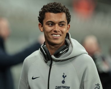Tottenham Hotspur 'dan Brennan Johnson, Carabao Kupası' nda son 16 Newcastle United 'ın Tottenham Hotspur' a karşı oynadığı St.James 's Park, Newcastle, İngiltere' de 29 Ekim 2025 'de gülümseyerek geldi. 