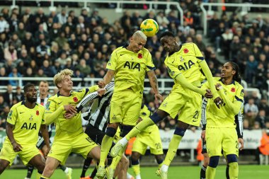 Tottenham Hotspur 'dan Richarlison, Carabao Kupası' nda son 16 Newcastle United Tottenham Hotspur 'a karşı 29 Ekim 2025' te St. James 's Park, Newcastle, İngiltere' de oynanan karşılaşmada savunma alanından topu alıyor.