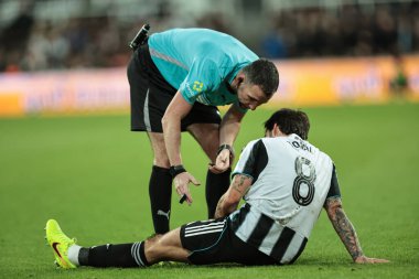 Hakem Christopher Kavanagh, Newcastle 'dan Sandro Tonali' yi Carabao Kupası 'nda kontrol ediyor. Son 16 Newcastle United Tottenham Hotspur' a karşı St. James 's Park, Newcastle, Birleşik Krallık, 29 Ekim 2025 