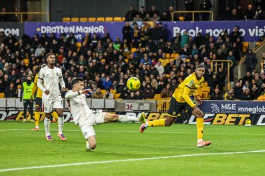 Chelsea 'li Facundo Buonanotte, Carabao Kupası' nda son 16 Wolverhampton Wanderers Chelsea 'ye karşı Molineux, Wolverhampton, Birleşik Krallık' ta 29 Ekim 2025 'de oynanan maçta kutuya bir teslimatı engelliyor.