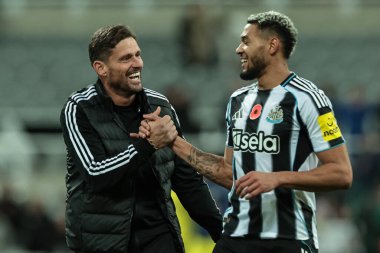 Newcastle United 'ın müdür yardımcısı Jason Tindall, Carabao Kupası' nda Joelinton ile el sıkışıyor. Son 16 Newcastle United, Tottenham Hotspur 'a karşı. St. James' s Park, Newcastle, İngiltere, 29 Ekim 2025 