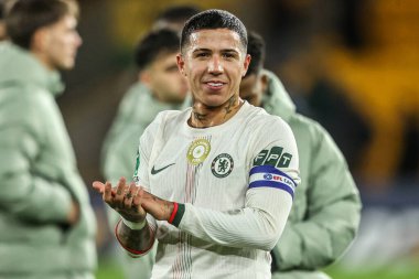 Chelsea 'den Enzo Fernnndez, 29 Ekim 2025 tarihinde İngiltere' nin Molineux kentinde oynanan Carabao Kupası son 16 Wolverhampton Wanderers-Chelsea maçında zaferi kutluyor.