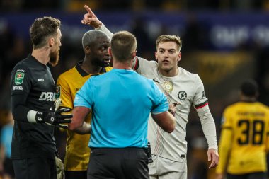 Chelsea 'den Liam Delap, Carabao Kupası son 16 Wolverhampton Wanderers Chelsea' ye karşı 29 Ekim 2025 'te Molineux, Wolverhampton, İngiltere' de oynanan Carabao Kupası 'nda hakem Thomas Bramall' a itiraz ediyor. 