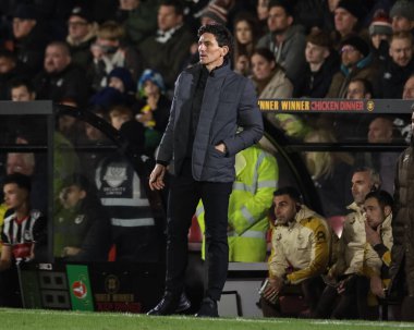 Brentford 'un Keith Andrews teknik direktörü, son 16 Grimsby Town, Blundell Park, Cleethorpes, Birleşik Krallık' ta Brentford 'a karşı oynanan Carabao Kupası' na bakıyor. 