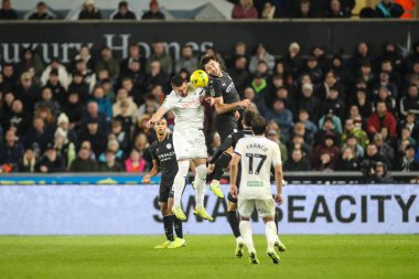 Manchester City 'den Nico Gonzlez ve Swansea City' den bir Vipotnik, 29 Ekim 2025 'te Swansea.com Stadyumu' nda oynanan Carabao Kupası son 16 Swansea City ile Manchester City maçında top için yarışıyor. 