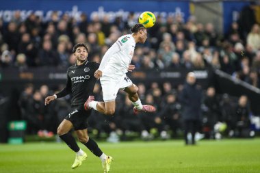 Swansea City 'den Ish Samuels-Smith, 29 Ekim 2025' te Swansea.com Stadyumu 'nda son 16 Swansea City ile Manchester City arasındaki Carabao Kupası' nda topa liderlik ediyor.