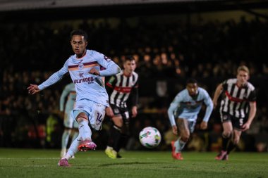 Brentford 'dan Fabio Carvalho, 28 Ekim 2025' te Blundell Park, Cleethorpes, Birleşik Krallık 'ta oynanan Carabao Kupası son 16 Grimsby Town - Brentford maçında 0-4 berabere kaldığı için penaltı aldı. 