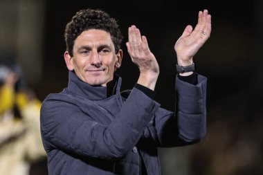 Brentford 'un Keith Andrews teknik direktörü, 28 Ekim 2025' te Blundell Park, Cleethorpes, Birleşik Krallık 'ta oynanan Carabao Kupası son 16 Grimsby Town - Brentford maçında 0-5' lik galibiyetten sonra gezgin taraftarları alkışlıyor. 