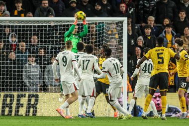 Chelsea kalecisi Filip Jorgensen topu Carabao Kupası 'nda son 16 Wolverhampton Wanderers Chelsea' ye karşı Molineux, Wolverhampton, Birleşik Krallık 'ta 29 Ekim 2025' de köşeden alıyor. 