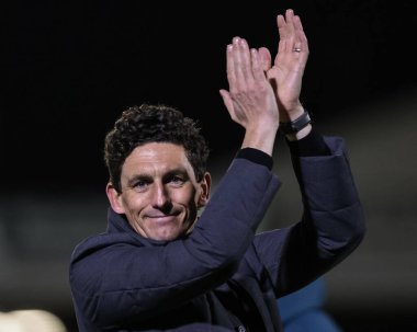 Brentford 'un Keith Andrews teknik direktörü, 28 Ekim 2025' te Blundell Park, Cleethorpes, Birleşik Krallık 'ta oynanan Carabao Kupası son 16 Grimsby Town - Brentford maçında 0-5' lik galibiyetten sonra gezgin taraftarları alkışlıyor. 