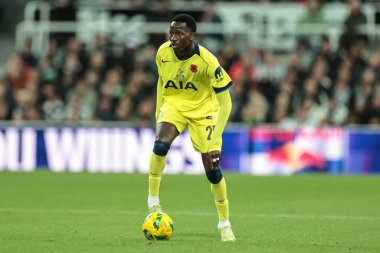 Tottenham Hotspur 'dan Pape Matar Sarr Carabao Kupası' nda topla birlikte son 16 Newcastle United Tottenham Hotspur 'a karşı St. James' s Park, Newcastle, İngiltere, 29 Ekim 2025