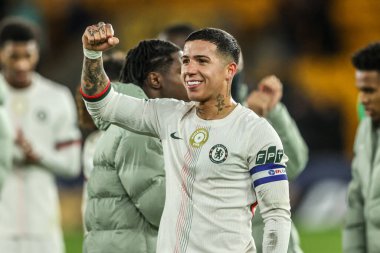Chelsea 'den Enzo Fernnndez, 29 Ekim 2025 tarihinde İngiltere' nin Molineux kentinde oynanan Carabao Kupası son 16 Wolverhampton Wanderers-Chelsea maçında zaferi kutluyor.