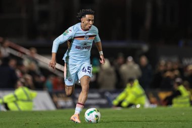 Brentford 'dan Romelle Donovan, son 16 Grimsby Town, Blundell Park, Cleethorpes, Birleşik Krallık, 28 Ekim 2025' te Brentford 'a karşı oynanan Carabao Kupası' nda topa vuruyor.