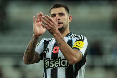 Newcastle 'dan Bruno Guimaraes, Carabao Kupası son 16 Newcastle United' ın Tottenham Hotspur 'a karşı oynadığı 29 Ekim 2025 tarihli St.James' s Park, Newcastle, İngiltere 'deki son düdüğü çaldıktan sonra taraftarları alkışlıyor.