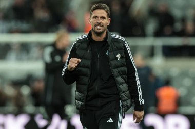 Newcastle United 'ın müdür yardımcısı Jason Tindall, Carabao Kupası' nda hayranlarıyla birlikte son 16 Newcastle United Tottenham Hotspur 'a karşı 29 Ekim 2025' te St. James 's Park, Newcastle, İngiltere' de düzenlenen karşılaşmada havayı yumrukluyor.