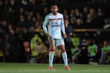 Brentfords üçüncü golcüsü Reiss Nelson Carabao Kupası son 16 Grimsby Town, Blundell Park 'ta Brentford' a karşı, Cleethorpes, Birleşik Krallık, 28 Ekim 2025 