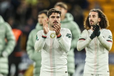 Chelsea 'den Pedro Neto, Carabao Kupası' ndan sonraki son 16 Wolverhampton Wanderers-Chelsea maçında taraftarları alkışlıyor.