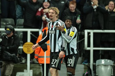 Newcastle United takımından Nick Woltemade, Newcastle United 'ın 29 Ekim 2025' te St. James 's Park, Newcastle' da oynanan Carabao Kupası son 16 Newcastle United ile Tottenham Hotspur maçında Newcastle 'dan Anthony Elanga ile 2-0 kazanma hedefini kutluyor. 