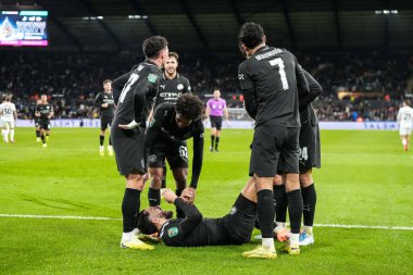 Manchester City 'den Rayan Cherki, Swansea.com Stadyumu, Swansea.com, Birleşik Krallık, 29 Ekim 2025' te oynanan Carabao Kupası son 16 Swansea City - Manchester City maçında takım arkadaşlarıyla gol atmasını kutluyor. 