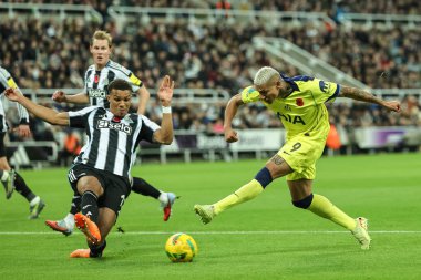 Newcastle United takımından Malick Thiaw, Carabao Kupası son 16 Newcastle United 'ın Tottenham Hotspur' a karşı oynadığı St.James 's Park, Newcastle, Birleşik Krallık' ta 29 Ekim 2025 'de oynanan Carabao Kupası' nda Richarlison 'ın atışını engelledi. 