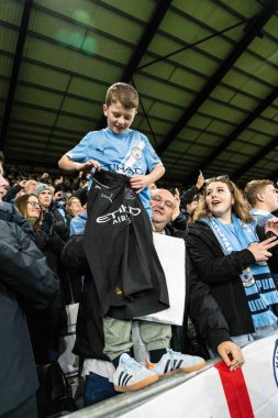Manchester City 'nin genç bir taraftarı, 29 Ekim 2025' te İngiltere 'nin Swansea.com Stadyumu' nda oynanan Carabao Kupası son 16 Swansea City - Manchester City maçında Phil Fodens tişörtü giymişti. 