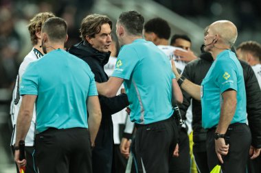 Tottenham Hotspur 'un Thomas Frank teknik direktörü, Carabao Kupası son 16 Newcastle United, Tottenham Hotspur' a karşı 29 Ekim 2025 'te St. James' s Park, Newcastle 'da oynanan son düdük çaldıktan sonra hakem Christopher Kavanagh' a konuştu. 