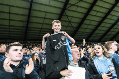 Manchester City 'nin genç bir taraftarı, 29 Ekim 2025' te İngiltere 'nin Swansea.com Stadyumu' nda oynanan Carabao Kupası son 16 Swansea City - Manchester City maçında Phil Fodens tişörtü giymişti. 