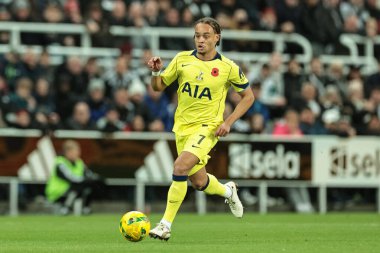 Tottenham Hotspur takımından Radu Dragusin, Carabao Kupası 'nda son 16 Newcastle United ile Tottenham Hotspur maçında, 29 Ekim 2025' te St. James 's Park, Newcastle, İngiltere' de top yakaladı. 