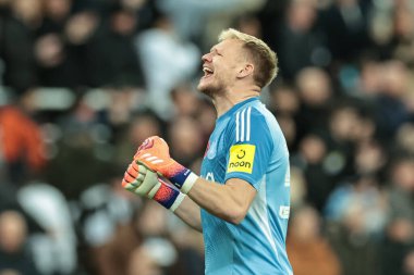 Newcastle Untied takımından Aaron Ramsdale, 29 Ekim 2025 'te St. James' s Park, Newcastle 'da oynanan Carabao Kupası son 16 Newcastle United ile Tottenham Hotspur maçında Fabian akademisyenlerinin 1-0' lık golünü kutluyor. 