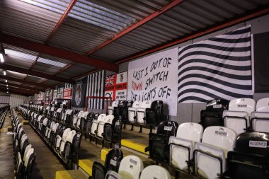 Son 16 Grimsby Town, Blundell Park, Cleethorpes, Birleşik Krallık, 28 Ekim 2025 'te Brentford' a karşı oynanan Carabao Kupası 'nda Pontoon Stand' ın arkasına bayraklar saçılmıştı. 