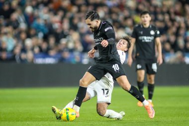 Swansea City 'den Rayan Cherki, 29 Ekim 2025' te Swansea.com Stadyumu 'nda son 16 Swansea City ile Manchester City arasındaki Carabao Kupası' nda Swansea City 'li Gonalo Franco' nun baskısıyla karşı karşıya.