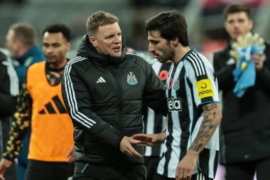 Newcastle United 'ın müdürü Eddie Howe el sıkışıyor. Newcastle 'dan Sandro Tonali Carabao Kupası' nda son 16 Newcastle United ile St. James 's Park, Newcastle, Birleşik Krallık' ta Tottenham Hotspur maçında berabere kaldı.