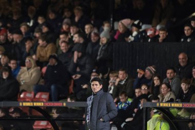 Brentford 'un Keith Andrews teknik direktörü, son 16 Grimsby Town, Blundell Park, Cleethorpes, Birleşik Krallık' ta Brentford 'a karşı oynanan Carabao Kupası' na bakıyor.