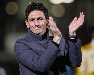 Brentford 'un Keith Andrews teknik direktörü, 28 Ekim 2025' te Blundell Park, Cleethorpes, Birleşik Krallık 'ta oynanan Carabao Kupası son 16 Grimsby Town - Brentford maçında 0-5' lik galibiyetten sonra gezgin taraftarları alkışlıyor. 