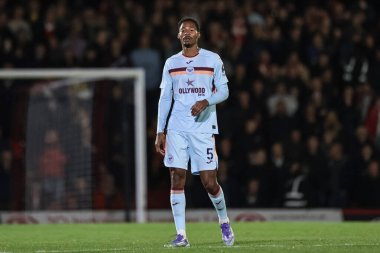 Brentford 'dan Ethan Pinnock Carabao Kupası son 16 Grimsby Town, Blundell Park' ta Brentford 'a karşı, Cleethorpes, Birleşik Krallık, 28 Ekim 2025 