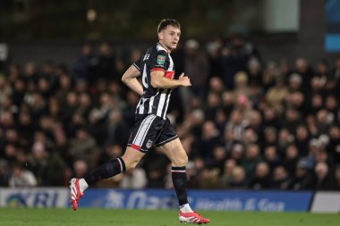Grimsby Town 'dan Sam Lavelle, Carabao Kupası son 16 Grimsby Town, Blundell Park' ta Brentford 'a karşı, Cleethorpes, Birleşik Krallık, 28 Ekim 2025