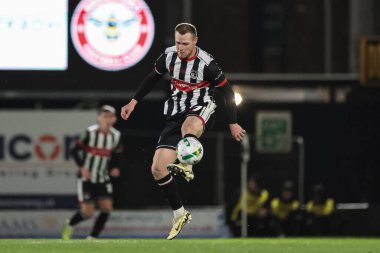 Grimsby Town 'dan Cameron McJannet topu kontrol ediyor. Son 16 Grimsby Town, Blundell Park' ta Brentford 'a karşı, Cleethorpes, Birleşik Krallık, 28 Ekim 2025 